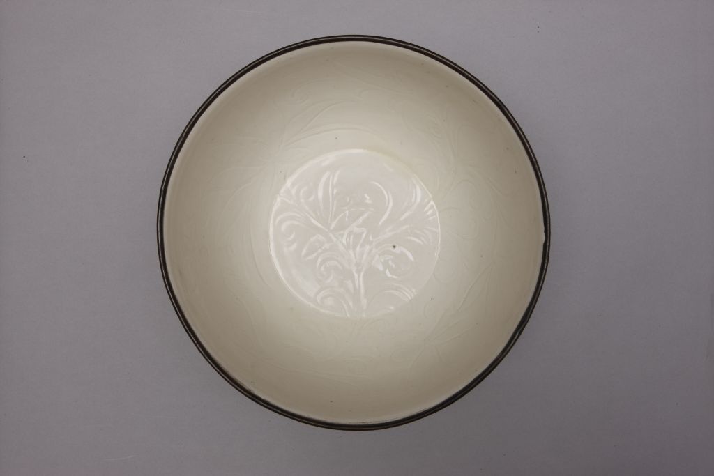 图片[2]-Ding Kiln White Glaze Hot Bowl with Hemerocallis Pattern Inside and Outside-China Archive